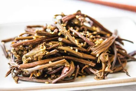 [맛집 추천] 특A급 데침고사리 1Kg 삶은 고사리 데친고사리 나물 볶음 반찬 비빔밥 육계장 한식 식당 급식 도매 이미지