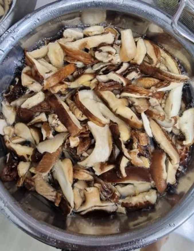 특A급 건 표고버섯 1KgX10개 버섯 채 슬라이스 말린 표고 볶음 무침 밑반찬종류 도매 이미지