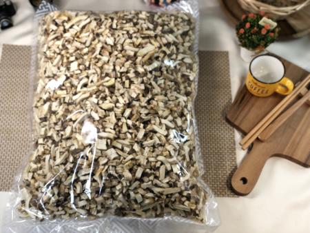 [맛집 추천] 특A급 사각 절단 표고버섯 1kg 버섯칩 건표고버섯 표고버섯채 후레이크 짜글이 찌게 토핑