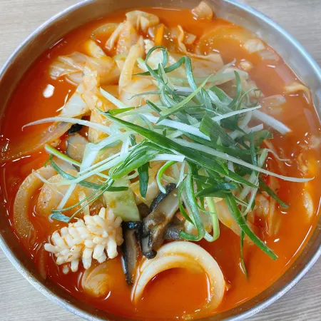 손질 솔방울 오징어 1박스2kg(200gx10팩) 냉동 자숙 칼집 오징어 이미지