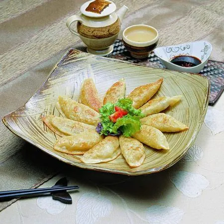 바삭바삭 철판 군만두 1.3kg 1개 식자재 업소용 대용량 푸드웨어 엄지식품 포포 원주 수제 사조오양 산동 튀김만두 비비고