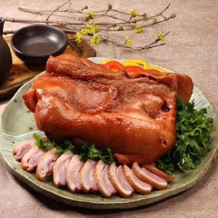 프리미엄 통 훈제오리 무뼈 900g 간편식 캠핑용 반찬 술안주 냉동식품 오리고기 통오리 냉동 오리 이미지