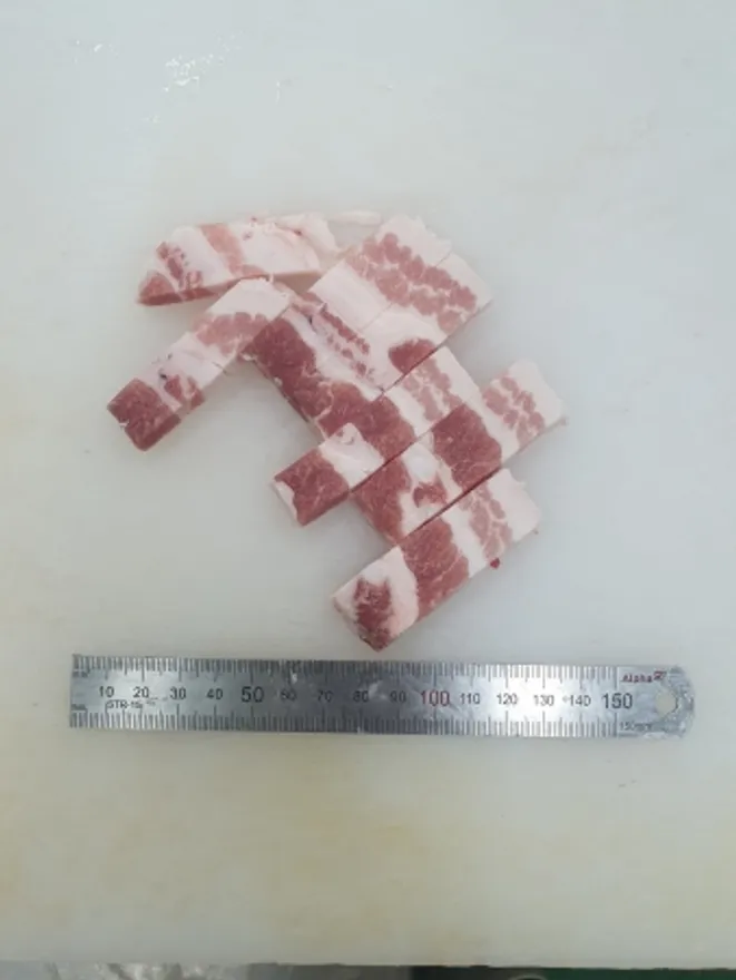 돈육,1Kg(1.5*3.5*1cm),삼겹살,냉동,상품,찌개용,국산,밀봉/진공포장 아님 이미지