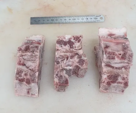 돈육,1Kg(뼈길이 4~5cm 컷팅),등뼈,냉동,2등급,국산,밀봉/진공포장 아님