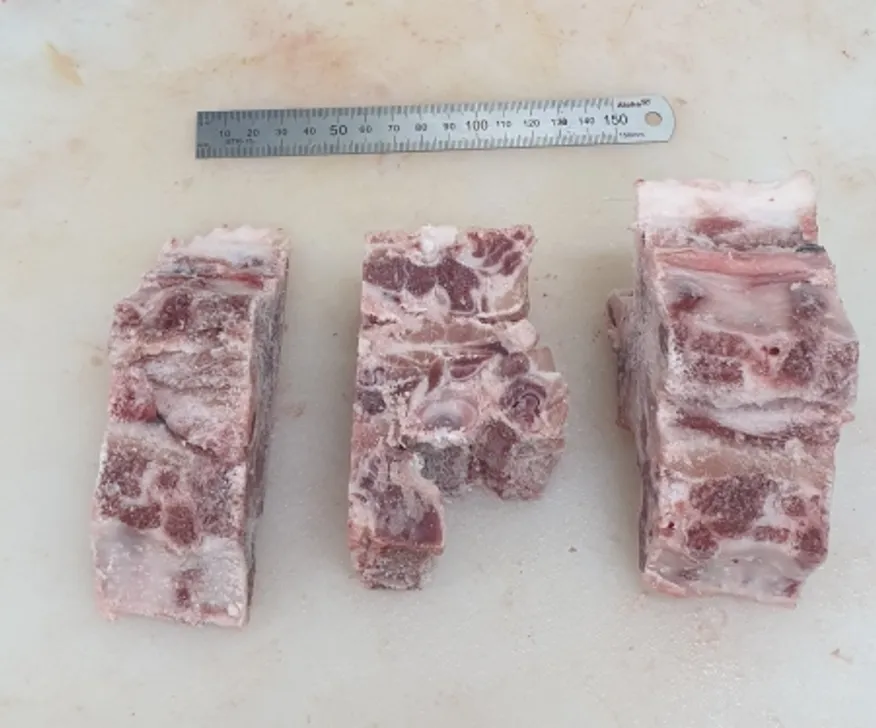 돈육,1Kg(뼈길이 4~5cm 컷팅),등뼈,냉동,2등급,국산,밀봉/진공포장 아님 이미지