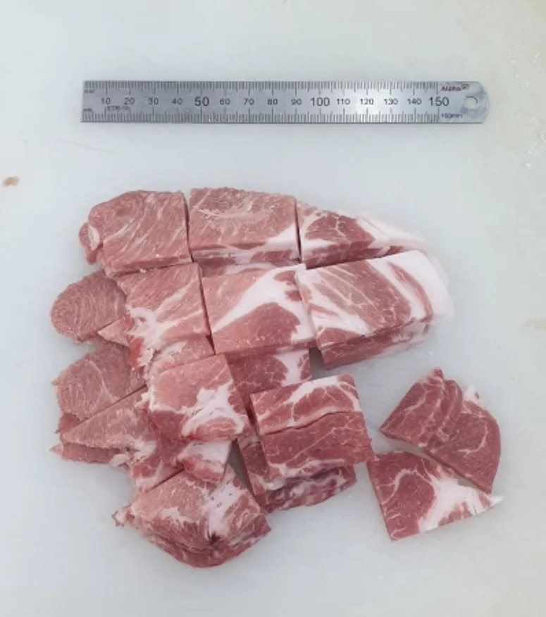 돈육,1Kg(3*4*0.5cm),목심,냉동,찌개용,국산,밀봉/진공포장 아님 이미지