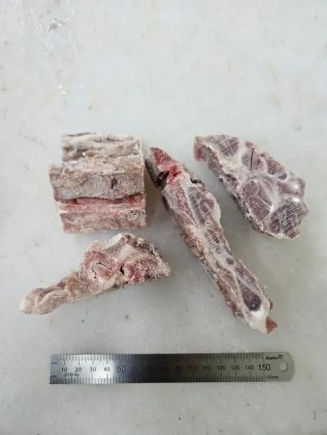 돈등뼈,1Kg(뼈길이 4~5cm 컷팅), 냉동,국산,밀봉/진공포장 아님 이미지