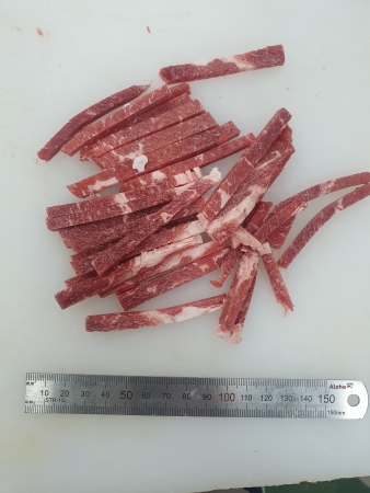 육우,1Kg(0.5*0.5cm)우둔,냉동,3등급,채썰기,국산육우,밀봉/진공포장 아님