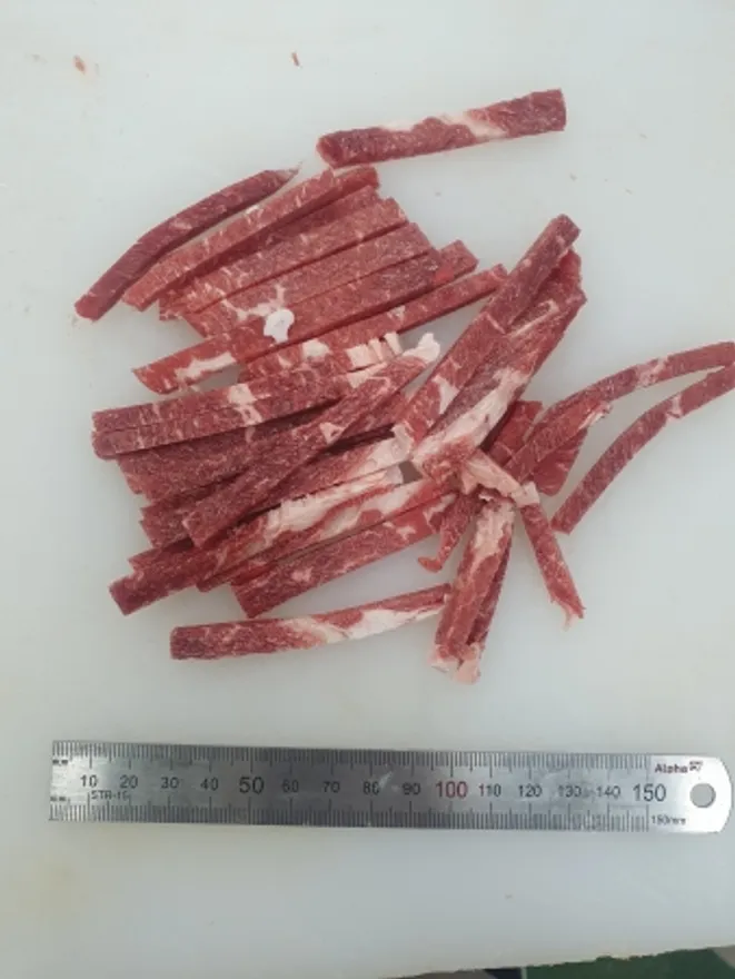 육우,1Kg(0.5*0.5cm)우둔,냉동,3등급,채썰기,국산육우,밀봉/진공포장 아님 이미지