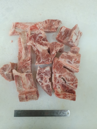 돈등뼈,1Kg(뼈길이 4~5cm 컷팅), 냉동,국산,밀봉/진공포장 아님