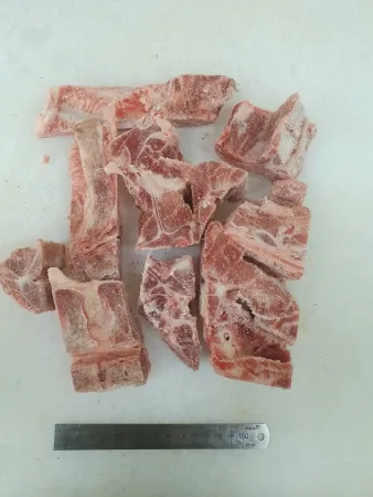 돈등뼈,1Kg(뼈길이 4~5cm 컷팅), 냉동,국산,밀봉/진공포장 아님