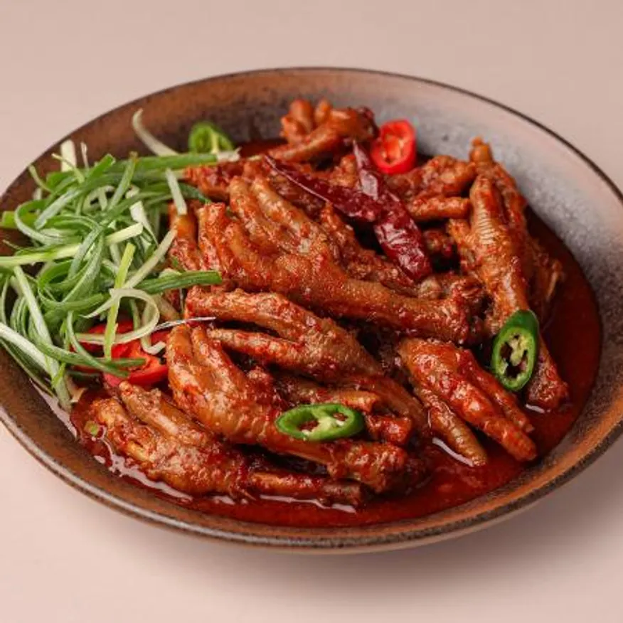 청춘불판 국물닭발 900g 매운 닭발 양념 닭발 불닭발 캠핑 혼술 안주 간편식 이미지