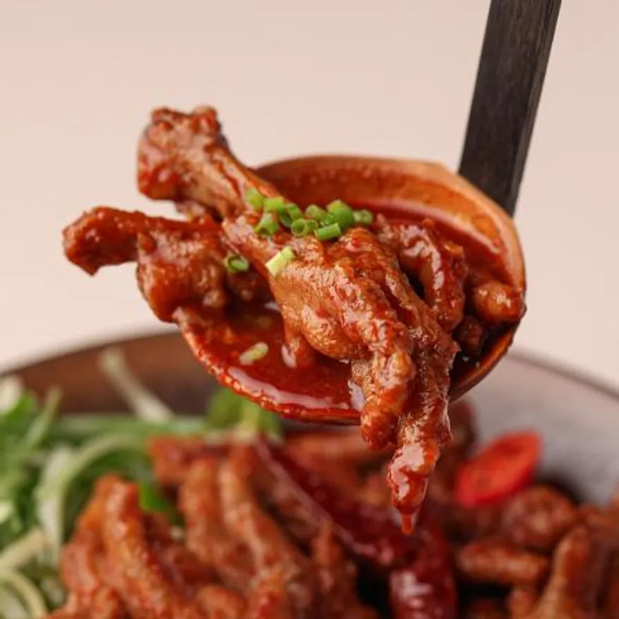 청춘불판 국물닭발 900g 매운 닭발 양념 닭발 불닭발 캠핑 혼술 안주 간편식 이미지