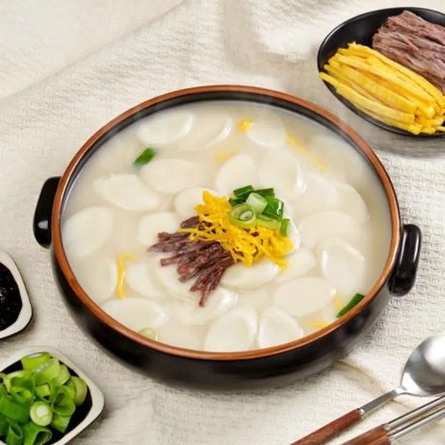 한우 사골로 우려내서 깊은 사골떡국 이미지