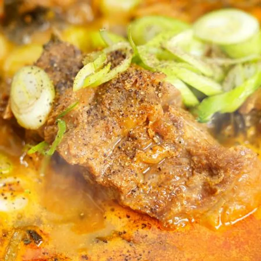 부드러운 살코기와 칼칼한 국물인 사골 감자탕 이미지