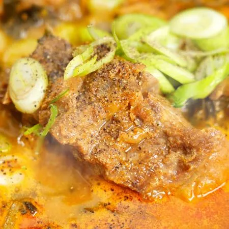 부드러운 살코기와 칼칼한 국물인 사골 감자탕 이미지