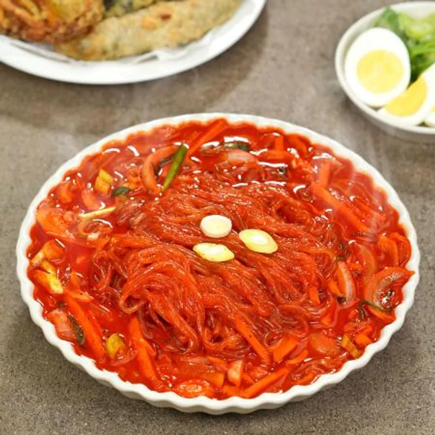 자꾸자꾸 손이 가는 매콤함 매운잡채 이미지