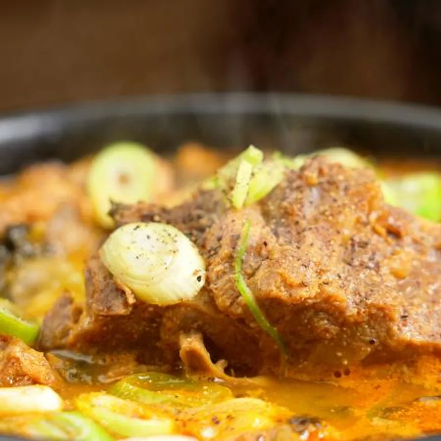 부드러운 살코기와 칼칼한 국물인 사골 감자탕 이미지