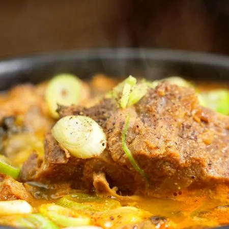 부드러운 살코기와 칼칼한 국물인 사골 감자탕 이미지