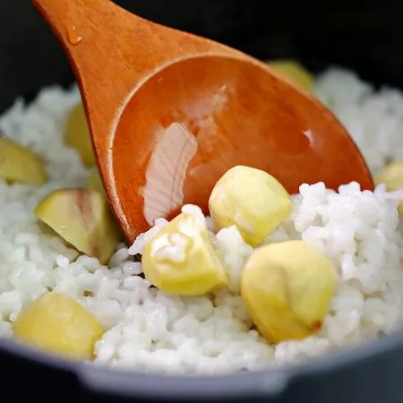 대용량 먹기 편하게 껍질을 벗긴 오독오독 깐밤 이미지