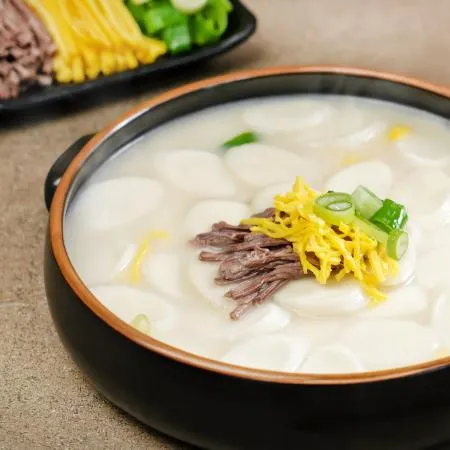 한우 사골로 우려내서 깊은 사골떡국 이미지