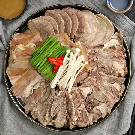 쫄깃 담백한 콜라겐 가득 한우소머리수육 이미지