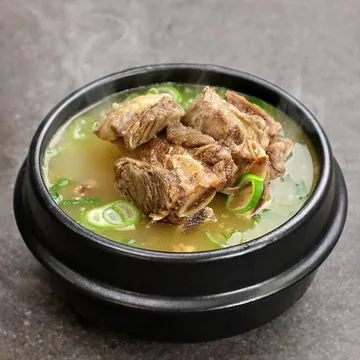 아낌없이 고기가 듬뿍 진한 왕 갈비탕