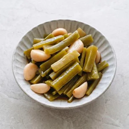 국내제조 궁채알마늘장아찌 1kg 밑반찬 선별 궁채 깐마늘 장아찌 천년의반찬 HACCP