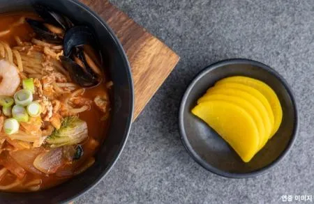 하진식품 참맛좋은 반달단무지 업소용단무지 중국집단무지 2.5kg 1박스 4개입 이미지