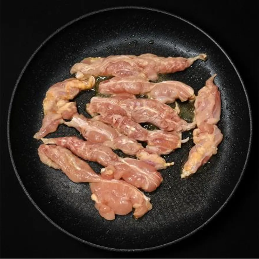 서비한입닭발 닭목살염지육 300g*1 이미지