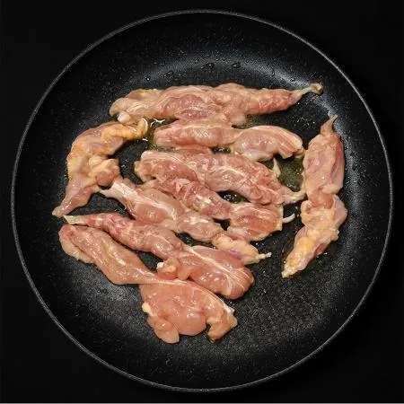 서비한입닭발 닭목살염지육 300g*8 이미지