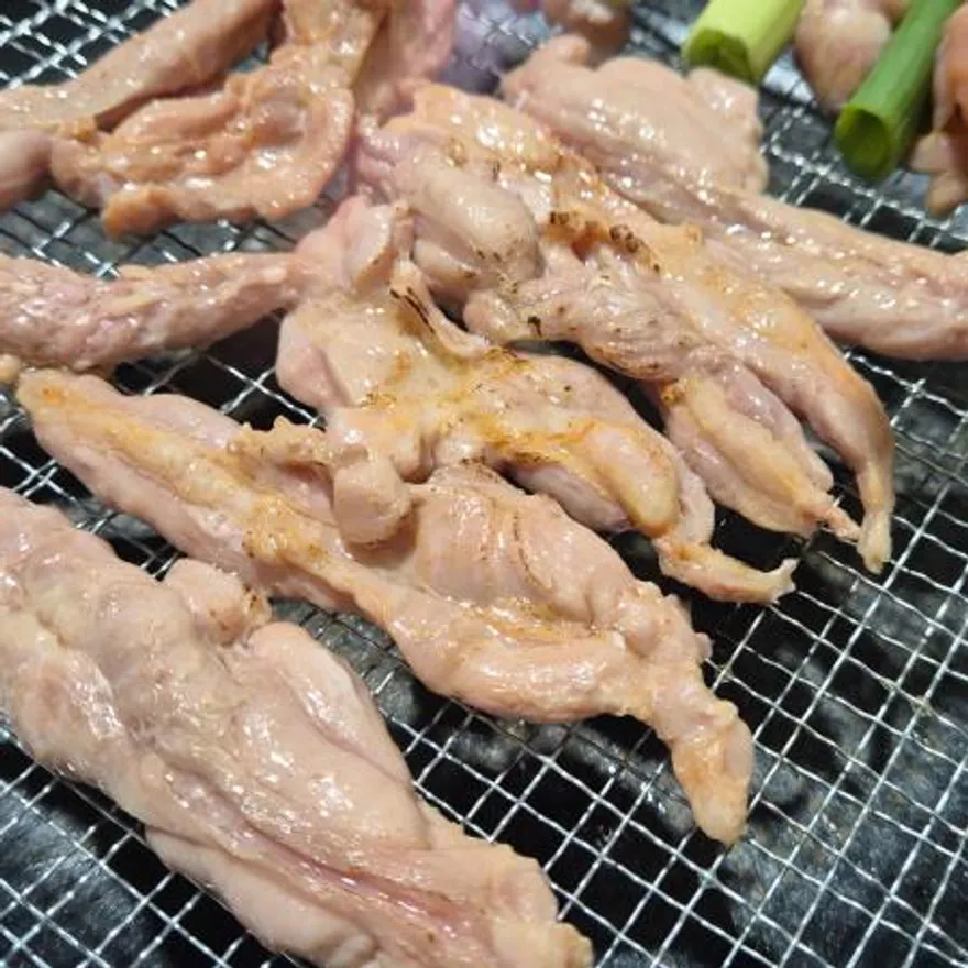 서비한입닭발 닭목살염지육 300g*1 이미지