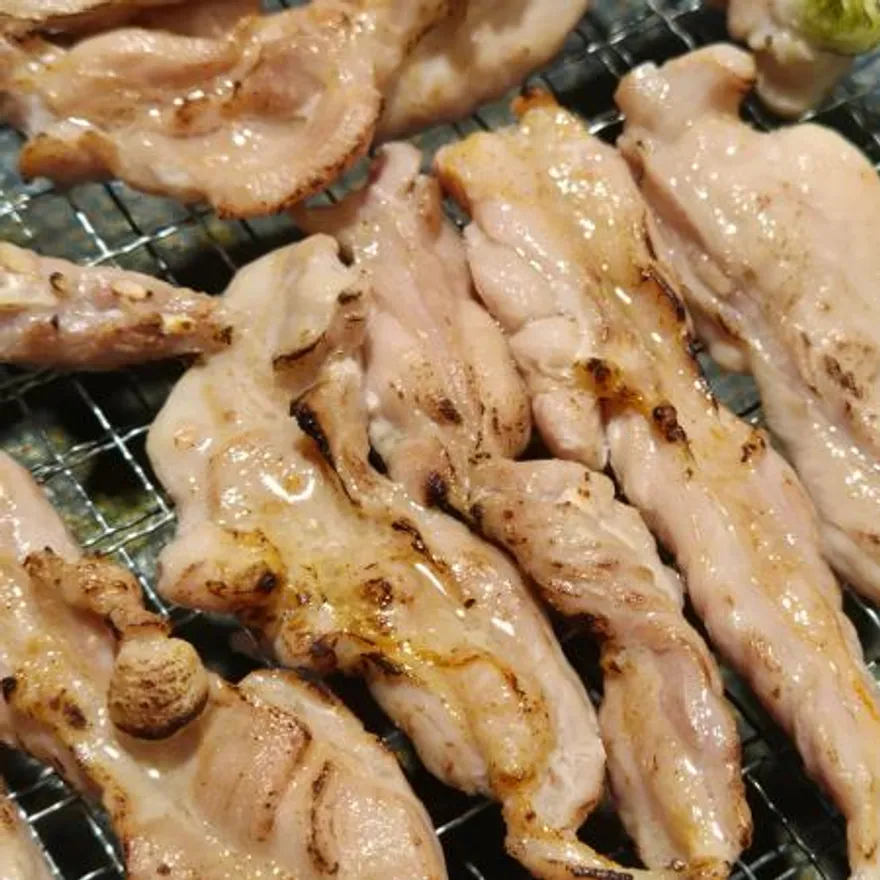 서비한입닭발 닭목살염지육 300g*1 이미지