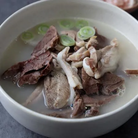 먹판사 돼지내장국밥 700g 22봉 오소리, 염통, 돼지머리고기가 푸짐하게 들어있는 넉넉한 양 이미지