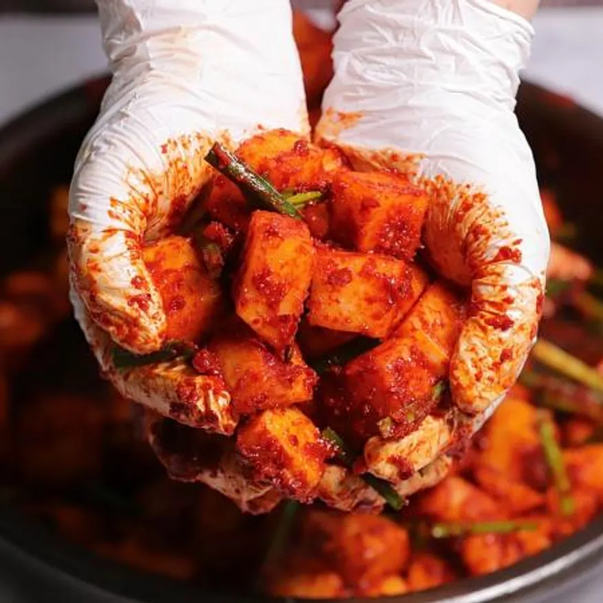 먹판사 국내제조 국산무 깍두기10kg HACCP 인증 익지않은 맛있게 매콤함 설렁탕 감자탕 국밥등 식당업소용 대용량김치 아이스박스+아이스팩 포장 이미지