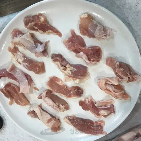 (16:30마감)냉동수입닭다리살(2*5CM/브라질산/2KG/PAC) 이미지