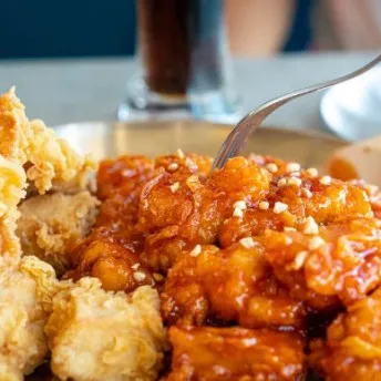 [BOX할인] 맘스터치 시그니처 순살치킨 1kg PC방간식 맥주안주 가라아게 10봉 이미지