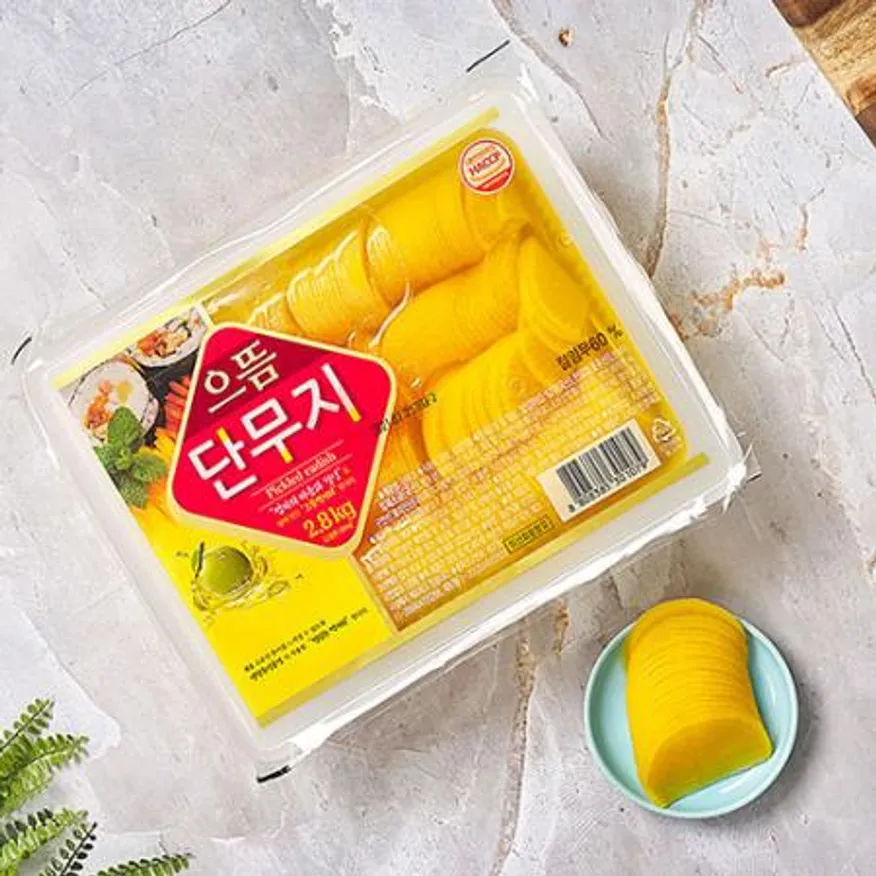 으뜸 슬라이스 단무지 2.8kg(두께 얇은 반달단무지) 4팩(1박스)으뜸엘엔에스 으뜸농산 으뜸에프에스 이미지